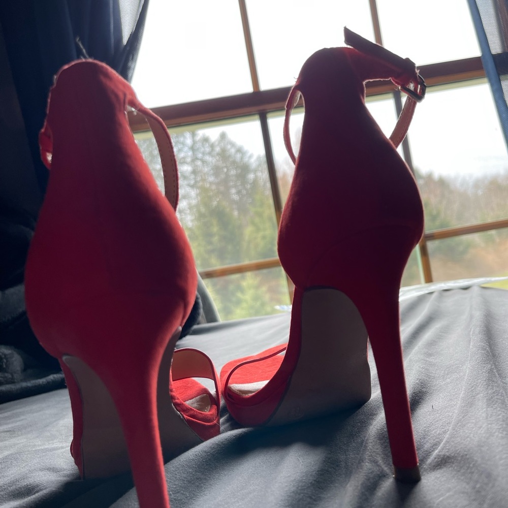 Red high heels - Picture 2 of 5